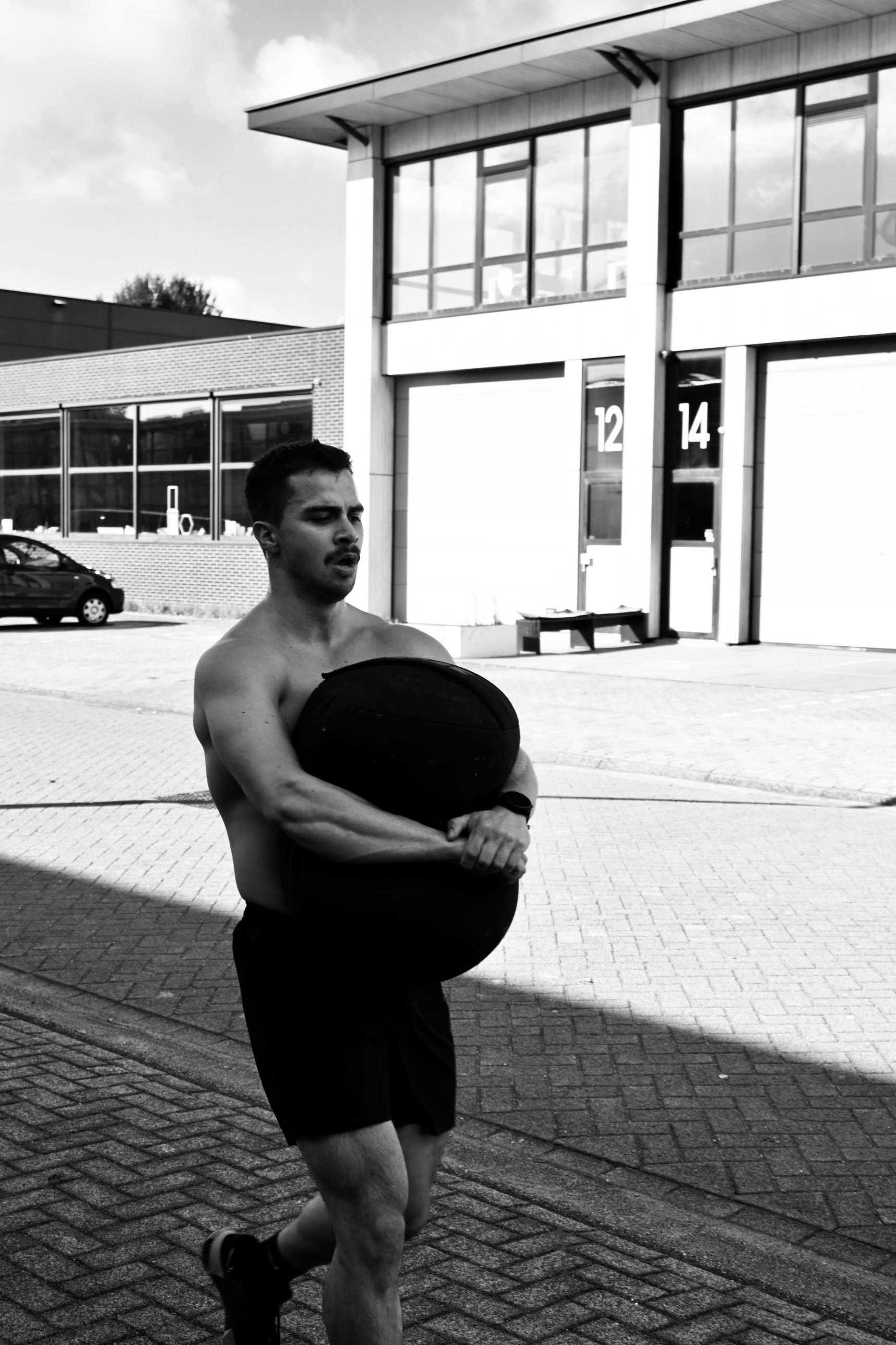 Atakan Uzun, sandbag ile taşıma antrenmanı sırasında